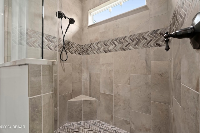 bathroom featuring tiled shower