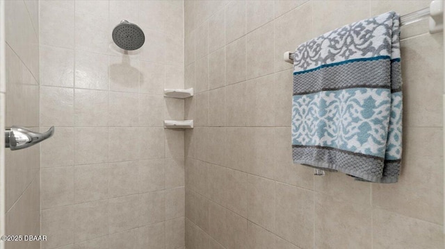 bathroom featuring tiled shower