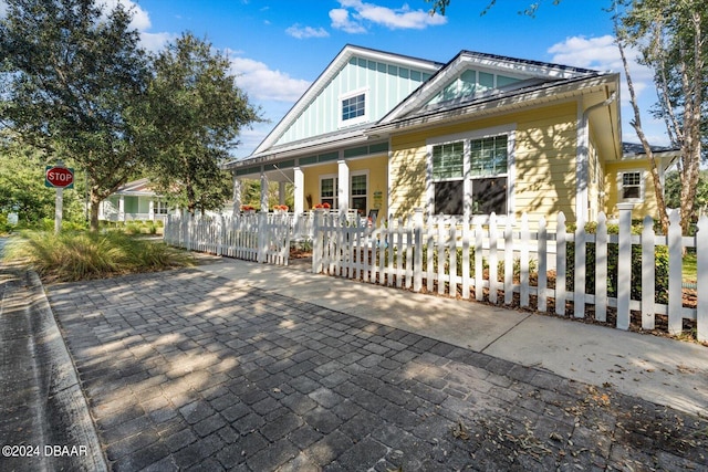 view of front of property