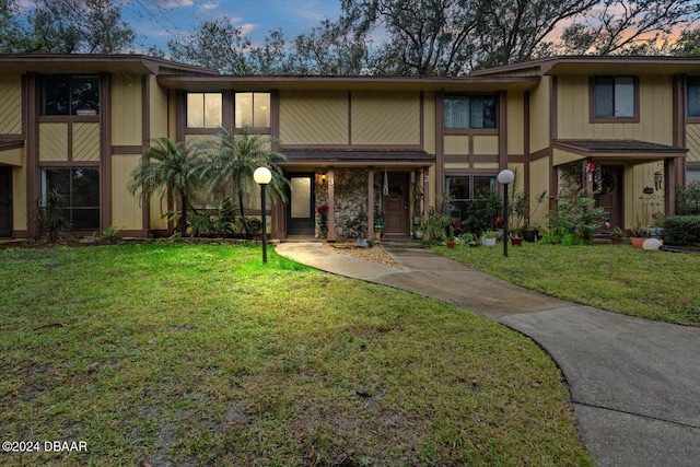 view of front of property featuring a lawn