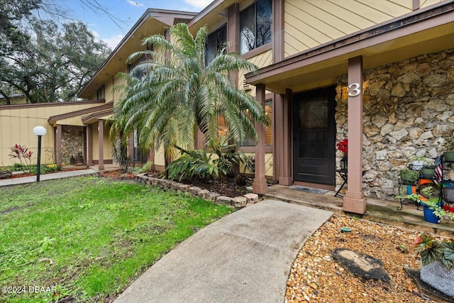 property entrance featuring a yard