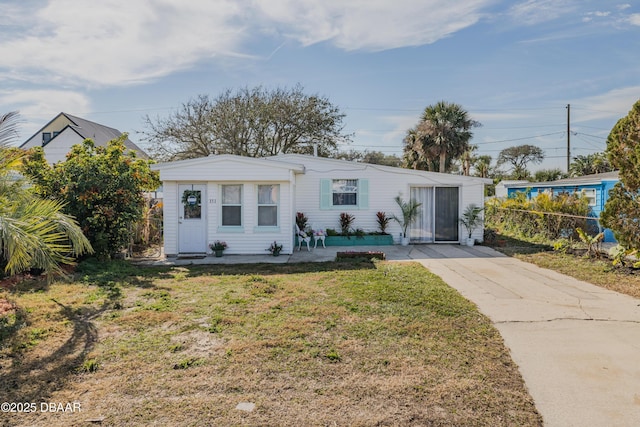 view of front of home featuring a front lawn