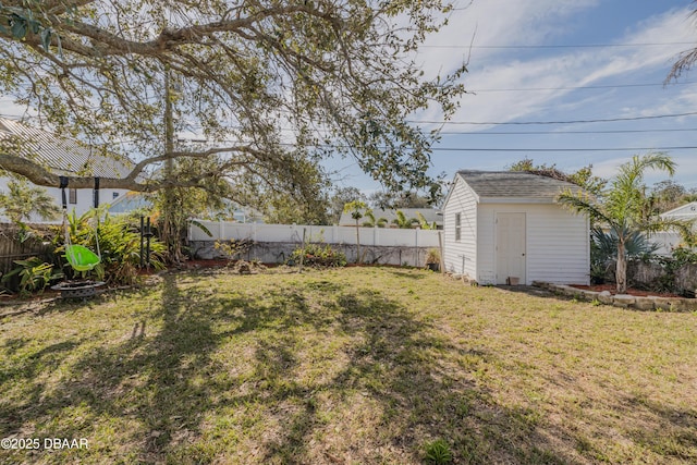 view of yard featuring a shed