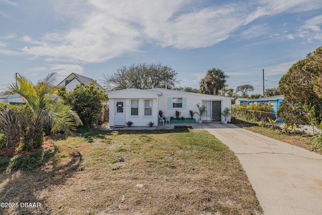 view of front of home featuring a front lawn