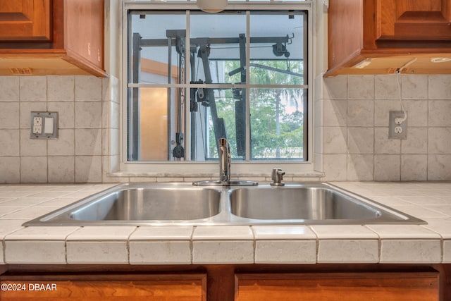 kitchen with backsplash and sink