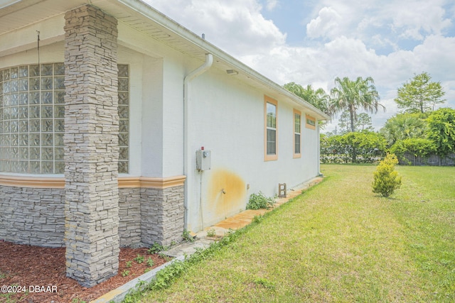 view of side of property featuring a lawn