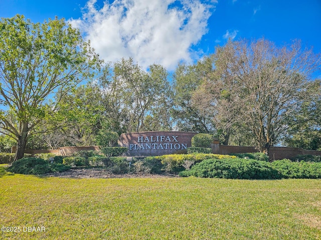 community / neighborhood sign with a yard