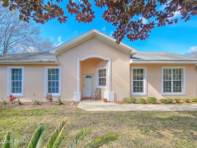 ranch-style home with a front yard