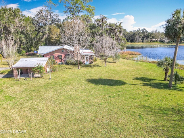 view of yard featuring a water view