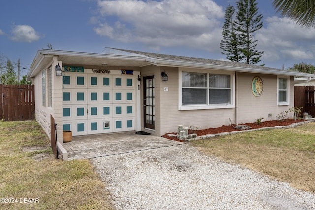 ranch-style home featuring a front lawn