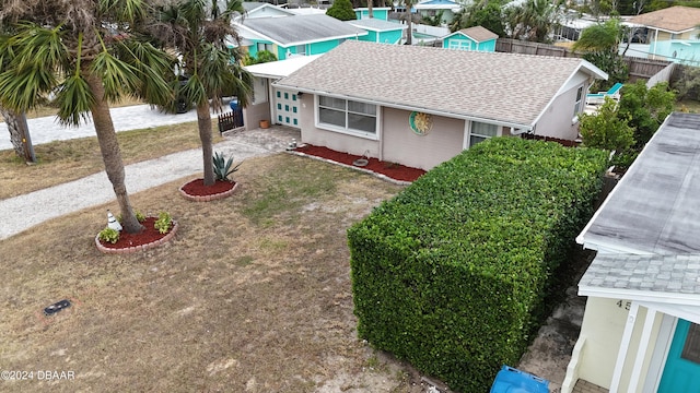 view of front facade with a front yard