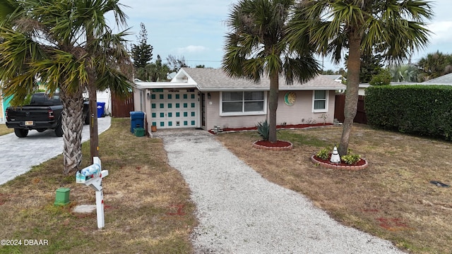 view of front facade featuring a garage and a front lawn