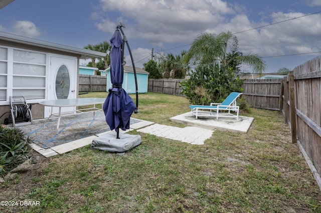 view of yard featuring a patio area