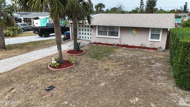 single story home featuring a front yard