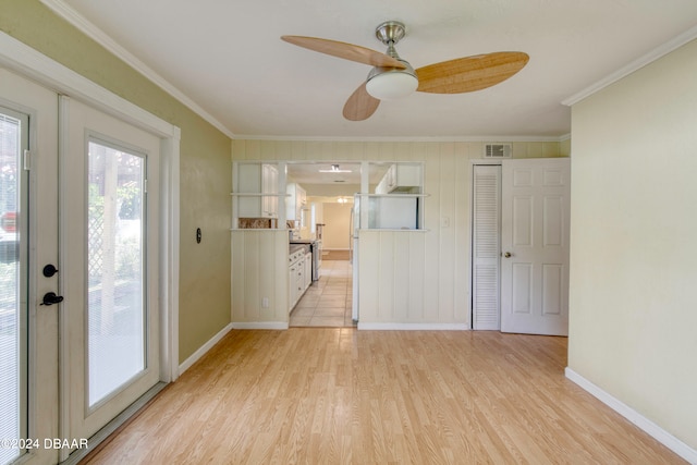 unfurnished room with light hardwood / wood-style flooring, ceiling fan, and crown molding