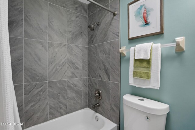 bathroom featuring shower / bath combo with shower curtain