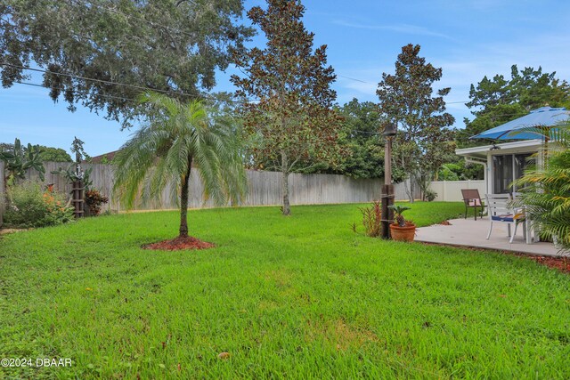 view of yard with a patio