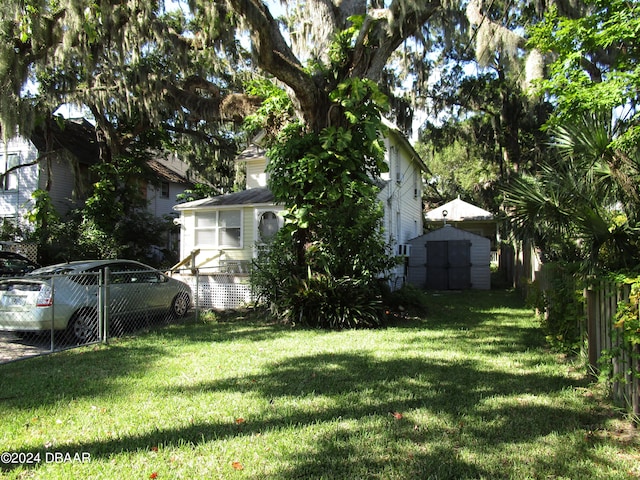 view of yard with a shed