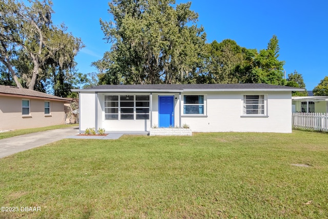 single story home featuring a front lawn