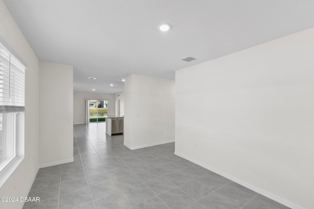 unfurnished room featuring light tile patterned floors