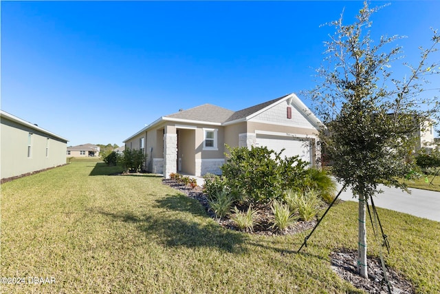 view of front of home featuring a front yard and a garage