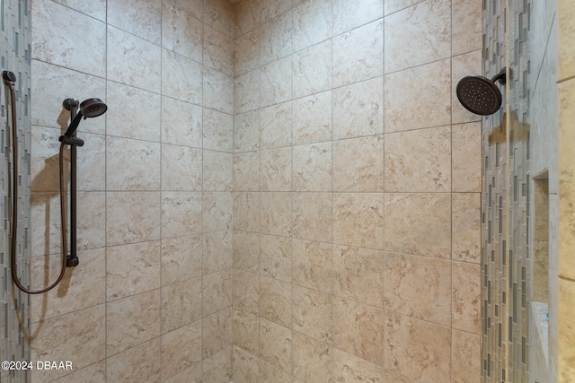 bathroom featuring tiled shower