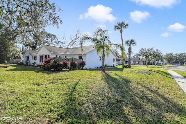 view of front of property featuring a front lawn