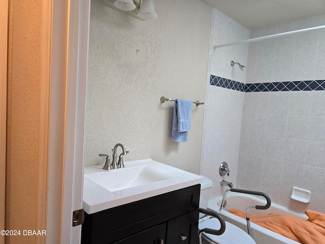 full bathroom with vanity, toilet, and tiled shower / bath