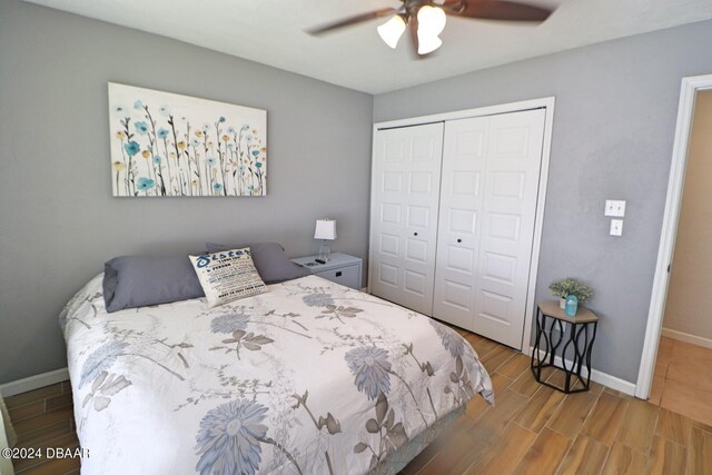 bedroom featuring ceiling fan, wood-type flooring, and a closet