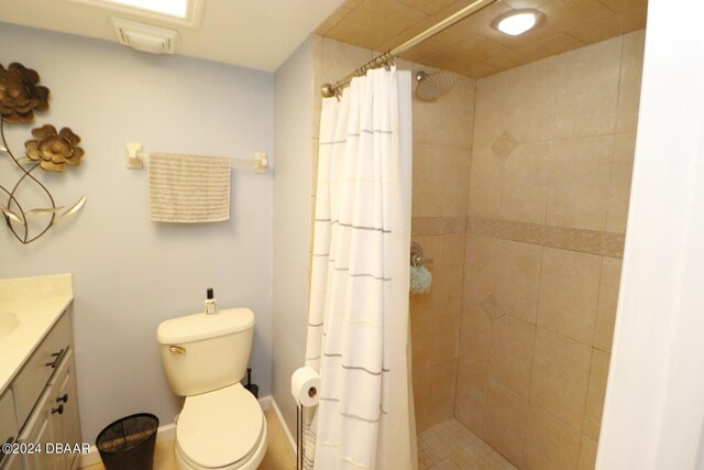 bathroom with a shower with shower curtain, vanity, and toilet