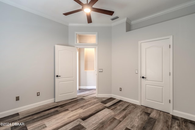 empty room featuring ornamental molding, hardwood / wood-style floors, and ceiling fan