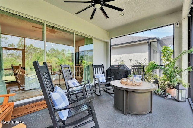 sunroom with ceiling fan