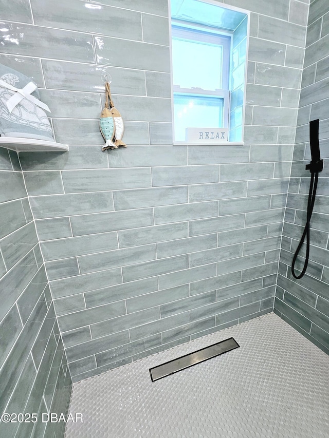 full bathroom featuring tiled shower