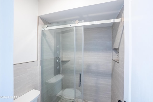 15 Misners Trl, Ormond Beach, FL 32174 - full bathroom featuring toilet, a stall shower, and tile walls