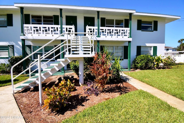 view of front of property featuring a front yard