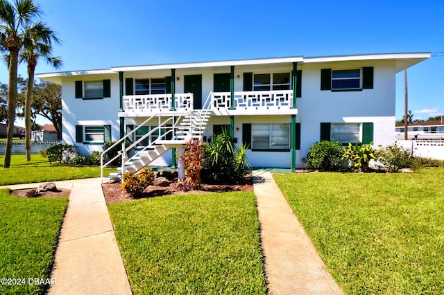 view of front of property with a front yard