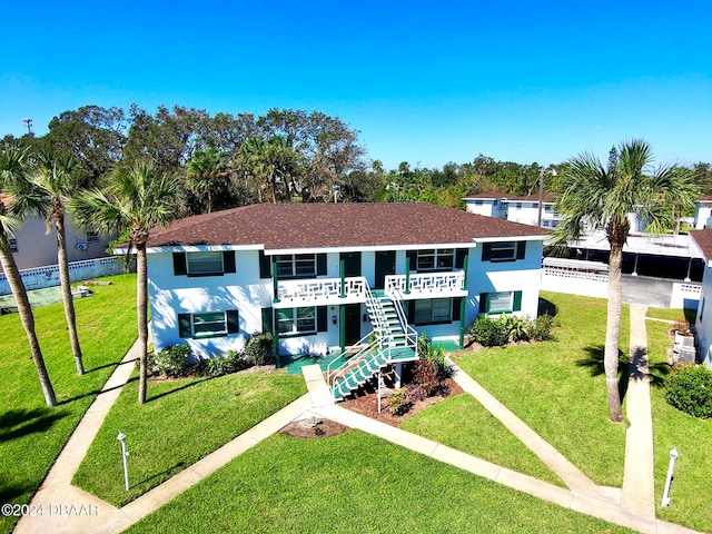 view of front facade featuring a front yard