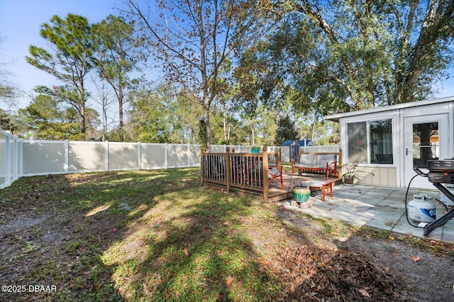 view of yard featuring a patio area