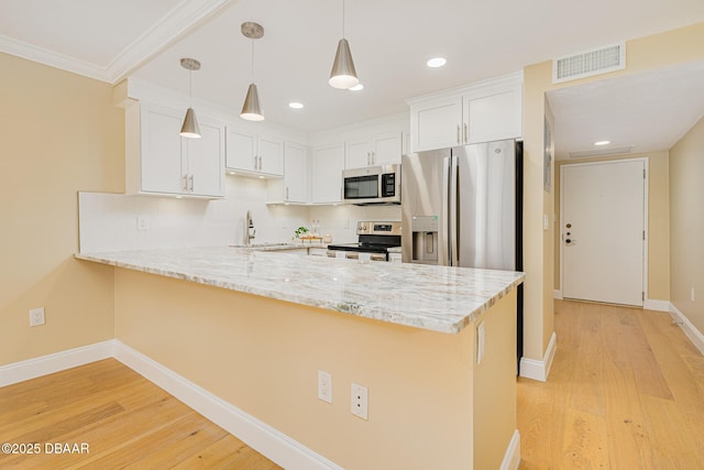 kitchen with visible vents, appliances with stainless steel finishes, light wood-style floors, and a peninsula