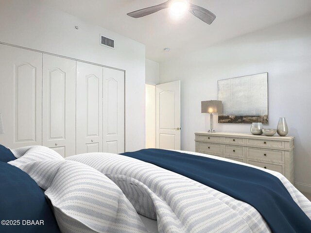 carpeted spare room featuring a healthy amount of sunlight and ceiling fan