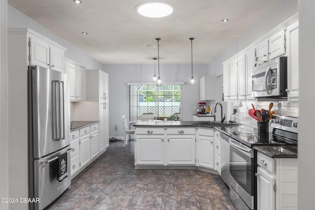 kitchen featuring stainless steel appliances, backsplash, white cabinetry, a sink, and a peninsula