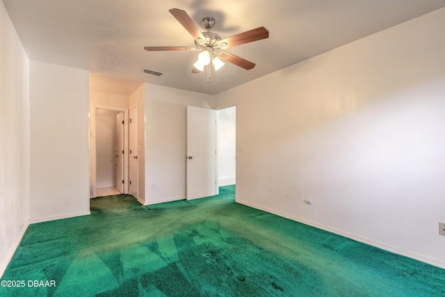 carpeted empty room featuring ceiling fan