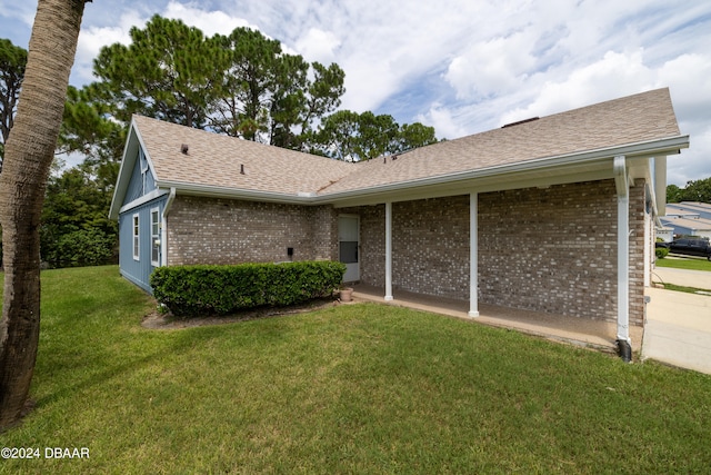 view of front facade featuring a front yard