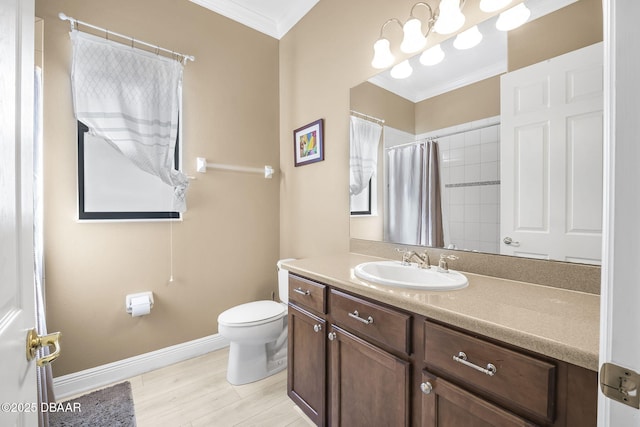 full bathroom with baseboards, toilet, a shower with curtain, ornamental molding, and vanity