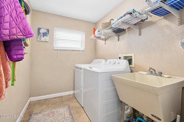 laundry room featuring washer and clothes dryer and sink