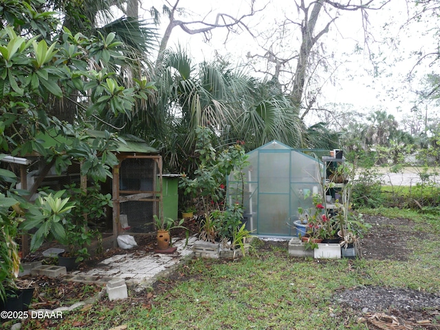 view of yard featuring an outdoor structure