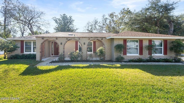 ranch-style home featuring a front lawn