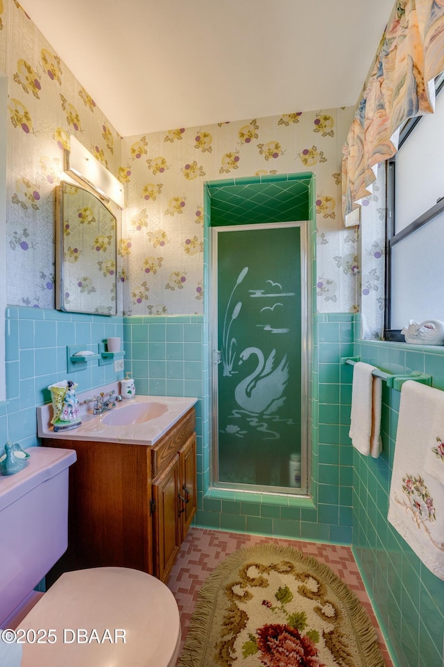 45 Harvard Dr, Ormond Beach, FL 32176 - full bath with a stall shower, tile walls, wainscoting, toilet, and wallpapered walls