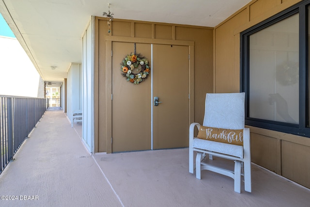 property entrance featuring a balcony