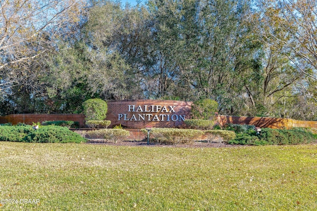 community / neighborhood sign with a yard